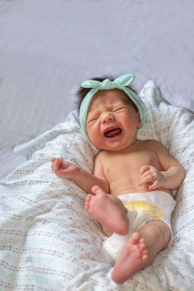 Pourquoi bébé pleure-t-il à la naissance ? A-t-il peur ou mal ?